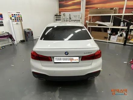 [BMW 530d] 화이트바디에는 필수 ! 유광블랙 루프스킨#팀카스킨 #랩핑 #루프스킨 / 서초구 방배동