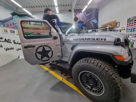 [팀카스킨 화성] JEEP 랭글러 상단 하프랩핑 / 에이버리 매트 블랙 / 서초구 방배동