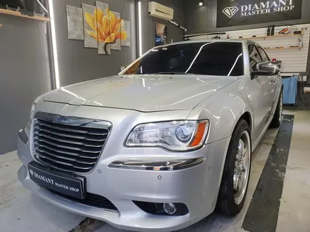 크라이슬러 300C 에이버리 데니슨 블랙 전체 랩핑 및 몰딩 크롬 삭제 , 실내 우드 삭제 랩핑 ,프론트립 사이드스텝 장착 / 부산 해운대구