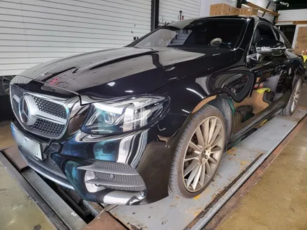 메르세데스 벤츠 w213 E클래스 쿠페 크롬죽이기 + 테일램프 톤다운 스모그랩핑 시공 + AMG 그릴 장착 / 부산 해운대구