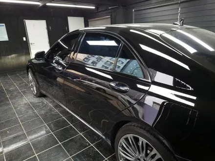 부산 해운대 메르세데스 벤츠 W213 S클래스 윈도우 몰딩 크롬죽이기 랩핑 시공 / 부산 해운대구