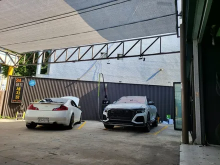 부산 해운대 송정 기장 아우디 RSQ8 에이버리 데니슨 락그레이 전체 랩핑 시공 및 3M2080 핫로드레드 포인트 라인 랩핑 시공 / 부산 해운대구