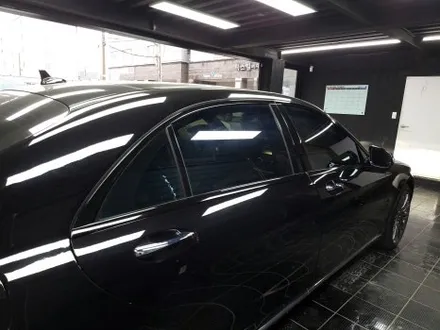 부산 해운대 메르세데스 벤츠 W213 S클래스 윈도우 몰딩 크롬죽이기 랩핑 시공 / 부산 해운대구