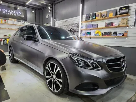 벤츠 W212 E220d 3M2080 시리즈 다크 사틴 그레이 전체 랩핑 시공 +글라스윙 , 리어스포일러 장착 시공 / 부산 해운대구