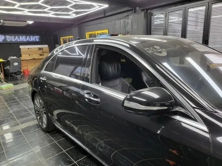 부산 해운대 메르세데스 벤츠 W213 S클래스 윈도우 몰딩 크롬죽이기 랩핑 시공 / 부산 해운대구