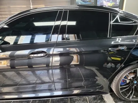 부산해운대랩핑 BMW G30 5시리즈 크롬죽이기 랩핑 및 앞 범퍼 부분 PPF 및 도어 컵 PPF 시공 / 부산 해운대구