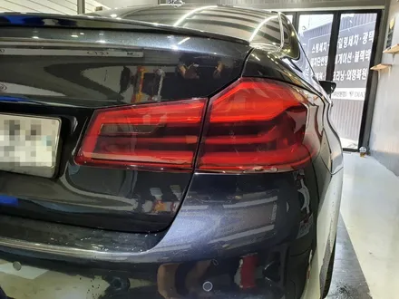 BMW G30 528i 엠블럼 랩핑 테일램프 스모그 필름 시공 부산 송정 기장 외관 튜닝샵 디아만트 마스터샵 / 부산 해운대구