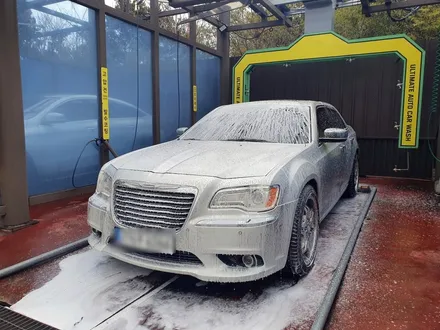 크라이슬러 300C 에이버리 데니슨 블랙 전체 랩핑 및 몰딩 크롬 삭제 , 실내 우드 삭제 랩핑 ,프론트립 사이드스텝 장착 / 부산 해운대구