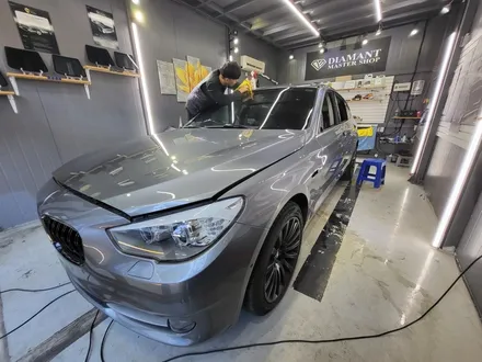 BMW 5GT 에이버리 데니슨 사틴 다크바솔트 전체 랩핑 + 실내 우드내장제 랩핑 시공 / 부산 해운대구