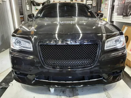 크라이슬러 300C 에이버리 데니슨 블랙 전체 랩핑 및 몰딩 크롬 삭제 , 실내 우드 삭제 랩핑 ,프론트립 사이드스텝 장착 / 부산 해운대구