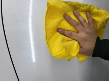기아 올뉴 k7 에이버리 데니슨 다이아몬드 화이트 전체 랩핑 및 에어백,보닛,트렁크후드 기아엠블럼→브렌톤 엠블럼 교체 시공 / 부산 해운대구