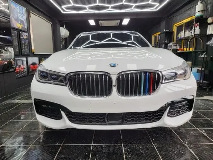 BMW G11 7시리즈 에이버리 유광 화이트 전체 랩핑  크롬 죽이기 랩핑 전면 측면 1 열 썬팅 / 부산 해운대구