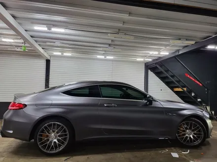 메르세데스 벤츠 w205 C63s AMG 3M2080 사틴 다크 그레이 전체 랩핑 시공 / 부산 해운대구