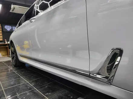 BMW G11 7시리즈 에이버리 유광 화이트 전체 랩핑  크롬 죽이기 랩핑 전면 측면 1 열 썬팅 / 부산 해운대구
