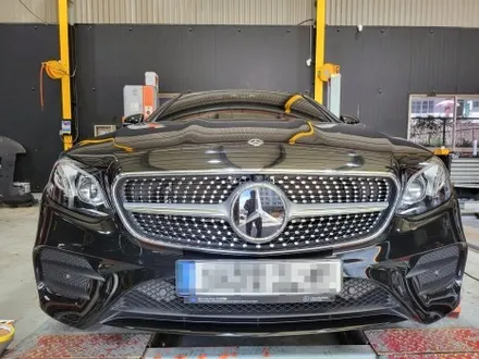 메르세데스 벤츠 w213 E클래스 쿠페 크롬죽이기 + 테일램프 톤다운 스모그랩핑 시공 + AMG 그릴 장착 / 부산 해운대구