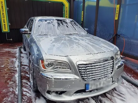 크라이슬러 300C 에이버리 데니슨 블랙 전체 랩핑 및 몰딩 크롬 삭제 , 실내 우드 삭제 랩핑 ,프론트립 사이드스텝 장착 / 부산 해운대구