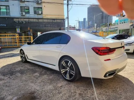 BMW G11 7시리즈 에이버리 유광 화이트 전체 랩핑  크롬 죽이기 랩핑 전면 측면 1 열 썬팅 / 부산 해운대구