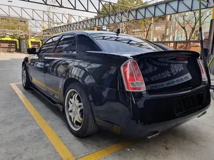 크라이슬러 300C 에이버리 데니슨 블랙 전체 랩핑 및 몰딩 크롬 삭제 , 실내 우드 삭제 랩핑 ,프론트립 사이드스텝 장착 / 부산 해운대구
