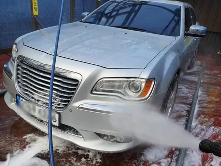 크라이슬러 300C 에이버리 데니슨 블랙 전체 랩핑 및 몰딩 크롬 삭제 , 실내 우드 삭제 랩핑 ,프론트립 사이드스텝 장착 / 부산 해운대구