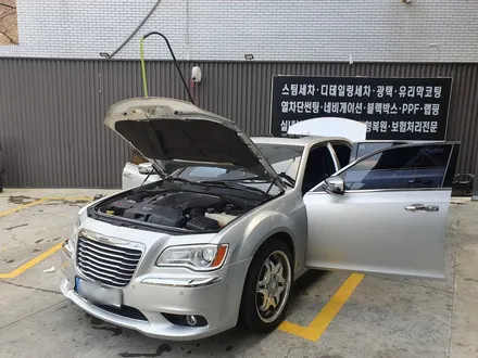 크라이슬러 300C 에이버리 데니슨 블랙 전체 랩핑 및 몰딩 크롬 삭제 , 실내 우드 삭제 랩핑 ,프론트립 사이드스텝 장착 / 부산 해운대구