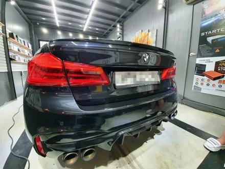 BMW G30 528i 엠블럼 랩핑 테일램프 스모그 필름 시공 부산 송정 기장 외관 튜닝샵 디아만트 마스터샵 / 부산 해운대구