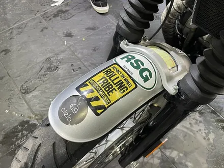 로얄엔필드 인터셉터650 바이크랩핑 사틴 골드더스트 블랙 / 서울 서대문