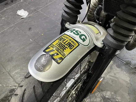 로얄엔필드 인터셉터650 바이크랩핑 사틴 골드더스트 블랙 / 서울 서대문