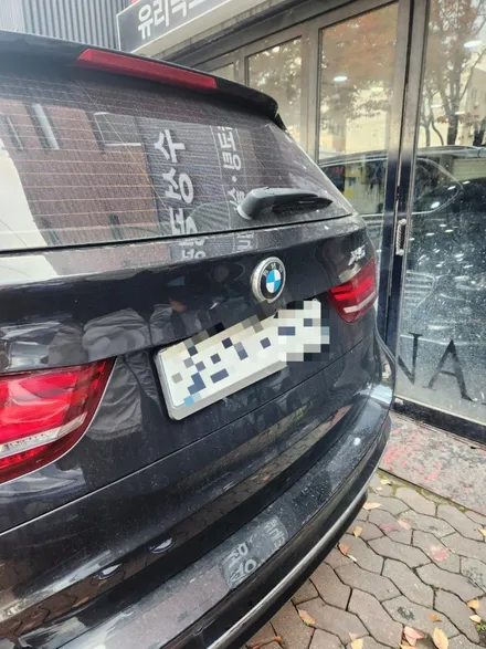 자동차 덴트 복원 벤츠 eqe 찌그러진 문 펴기 / bmw x5 범퍼 교체 트렁크 판금도색 / 벤츠 e300 전체 광택 썬팅 블랙박스 비용 시공 전문점 / 서울 서대문구