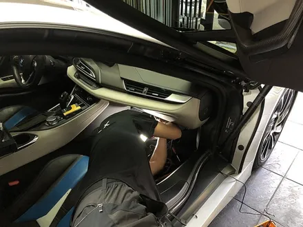 BMW i8 블랙박스 장착 아이나비QXD3000 / 커넥티드 매립 / 서울 서대문