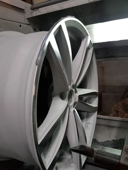 [원조][부산휠수리][부산휠복원][부산중고휠][부산휠도색]BMW G시리즈647M 주차상처 휠수리 휠복원후 블랙유광 분체도장 / 부산 기장군