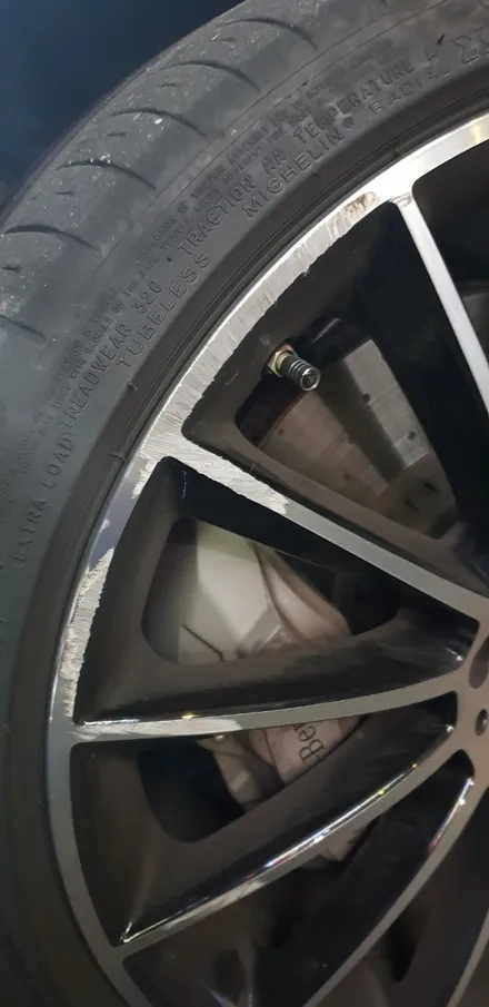 원조[부산휠복원][부산휠수리] [부산휠도색][부산중고휠]벤츠신형 CLS400amg 20인치 주차상처 휠수리/휠복원/다야컷팅 재생! / 부산 기장군