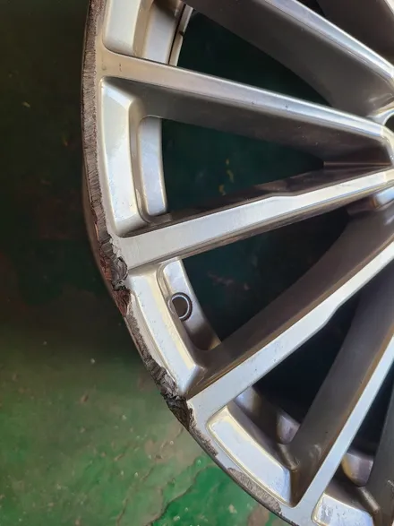 원조[부산휠복원] BMW G바디 7시리즈 20인치휠 주차상처 휠수리 휠복원 휠도색 / 부산 기장군