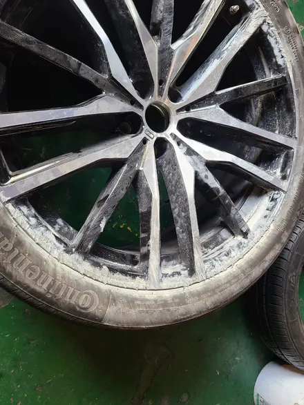 원조[부산휠복원] BMW X7 22인치 순정휠 사고건 휠수리 휠복원 휠도색 작업! / 부산 기장군