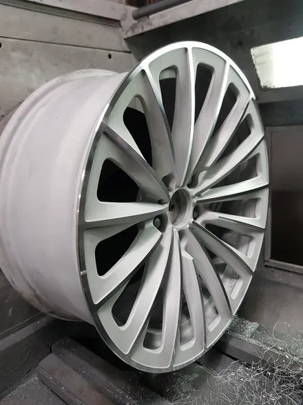원조[부산휠복원][부산휠수리] [부산휠도색][부산중고휠] BMW F시리즈750 단조포밍휠 주차상처 휠수리/휠복원 다야컷팅재생! / 부산 기장군