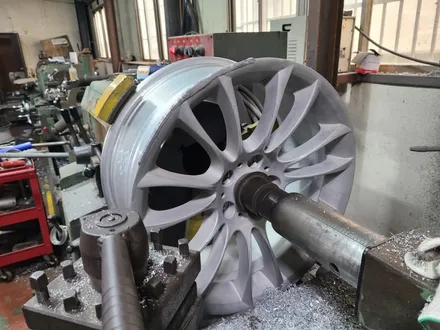 원조[부산휠수리] BMW F바디 750M팩휠 주차상처 휠수리 휠복원 휠도색 휠굴절 작업! / 부산 기장군
