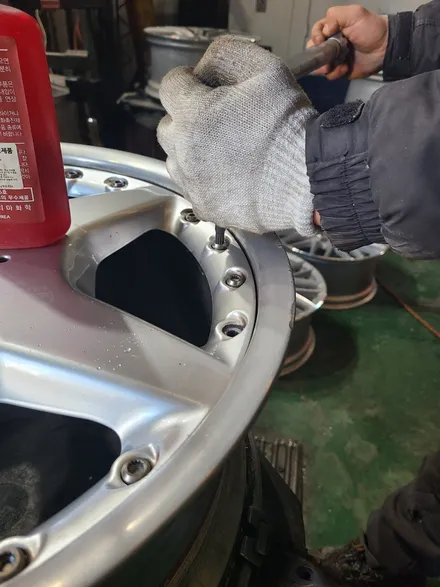 원조[부산휠복원] 벤츠 AMG 2피스휠 볼트 뿌러짐과 찌그덕 잡소리는 덤 입니다! / 부산 기장군