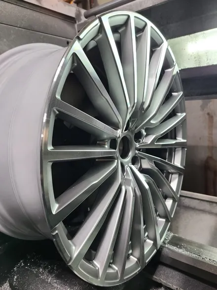 원조[부산휠복원] BMW G바디 7시리즈 20인치휠 주차상처 휠수리 휠복원 휠도색 / 부산 기장군