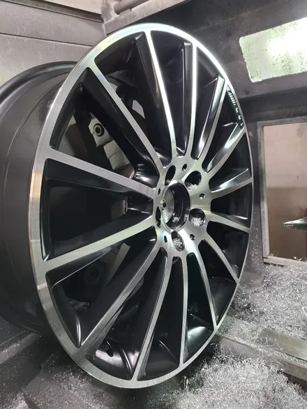원조[부산휠복원]벤츠 C200AMG 19인치 순정휠 주차상처 휠수리 휠복원 휠도색 작업! / 부산 기장군