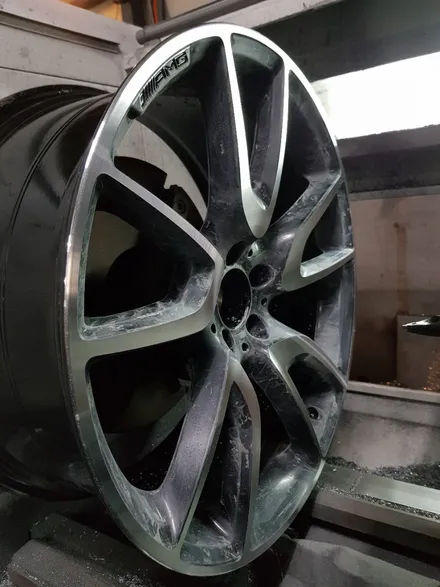 [원조][부산휠수리][부산휠복원][부산휠도색][부산중고휠]벤츠GLC43amg 21인치 주차상처 휠수리 휠복원 다야컷팅재생! / 부산 기장군