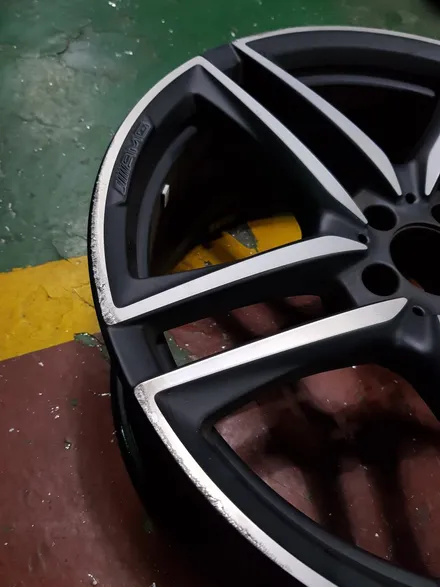 [원조][부산휠복원][부산휠수리][부산휠도색][부산중고휠]  벤츠 신형E63AMG20인치 주차상처 휠수리/휠복원 / 부산 기장군
