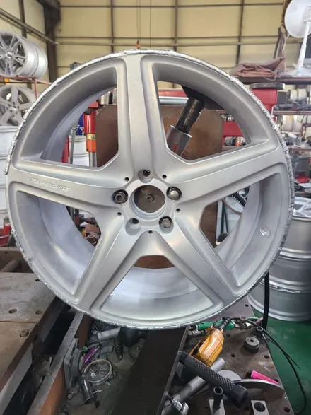 벤츠S63AMG 20인치 주차상처 휠수리 휠복원 휠도색 휠크랙 휠용접 작업하기! / 부산 기장군