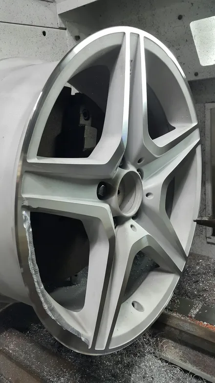 [부산휠복원][부산휠수리] 벤츠c63 amg 찌그러짐 휠수리 휠도색 다야컷팅 재생 / 부산 기장군