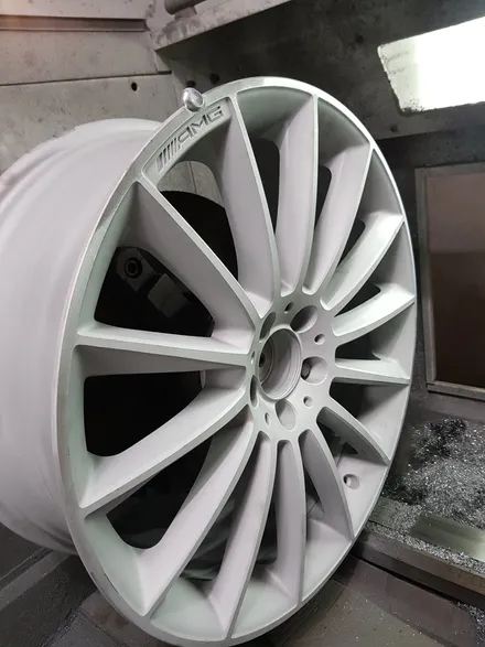 원조[부산휠복원][부산휠수리] [부산휠도색][부산중고휠]벤츠신형 CLS400amg 20인치 주차상처 휠수리/휠복원/다야컷팅 재생! / 부산 기장군