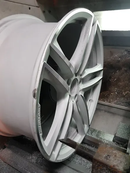 원조[부산휠복원][부산휠수리] 벤츠E63amg 20인치 주차상처 휠수리 휠복원 다야컷팅재생! / 부산 기장군