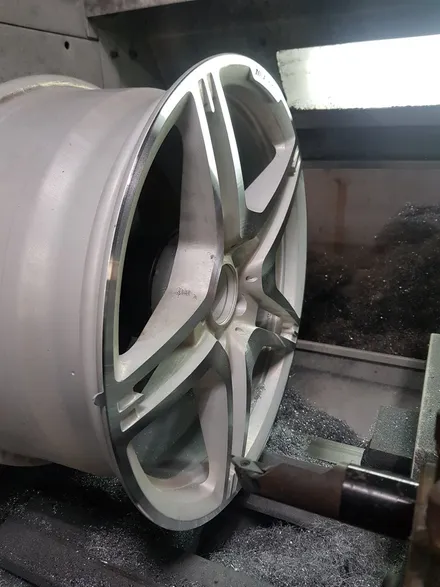 원조[부산휠복원][부산휠수리]벤츠E63Amg 19인치 단조포밍휠 주차상처 휠수리 휠복원 다야컷팅 재생하기! / 부산 기장군