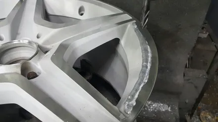 [부산휠복원][부산휠수리] 벤츠c63 amg 찌그러짐 휠수리 휠도색 다야컷팅 재생 / 부산 기장군