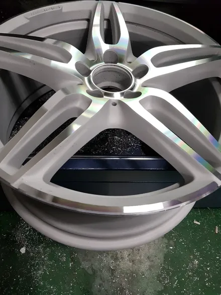 [부산휠복원][부산중고휠][부산휠수리] 벤츠 E350 AMG 19인치휠 주차상처 다야컷팅 휠복원 / 부산 기장군