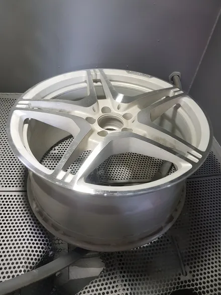 원조[부산휠복원][부산휠수리]벤츠E63Amg 19인치 단조포밍휠 주차상처 휠수리 휠복원 다야컷팅 재생하기! / 부산 기장군