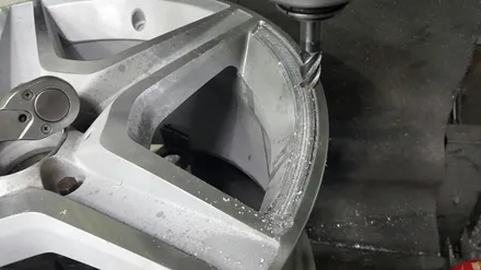 [부산휠복원][부산휠수리] 벤츠c63 amg 찌그러짐 휠수리 휠도색 다야컷팅 재생 / 부산 기장군