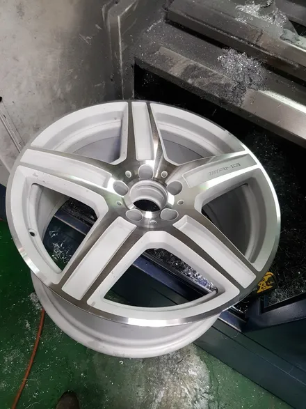 원조[부산휠복원][부산휠수리][부산중고휠] 벤츠E63AMG 18인치 주차상처 휠수리-휠복원-다야컷팅 재생! / 부산 기장군